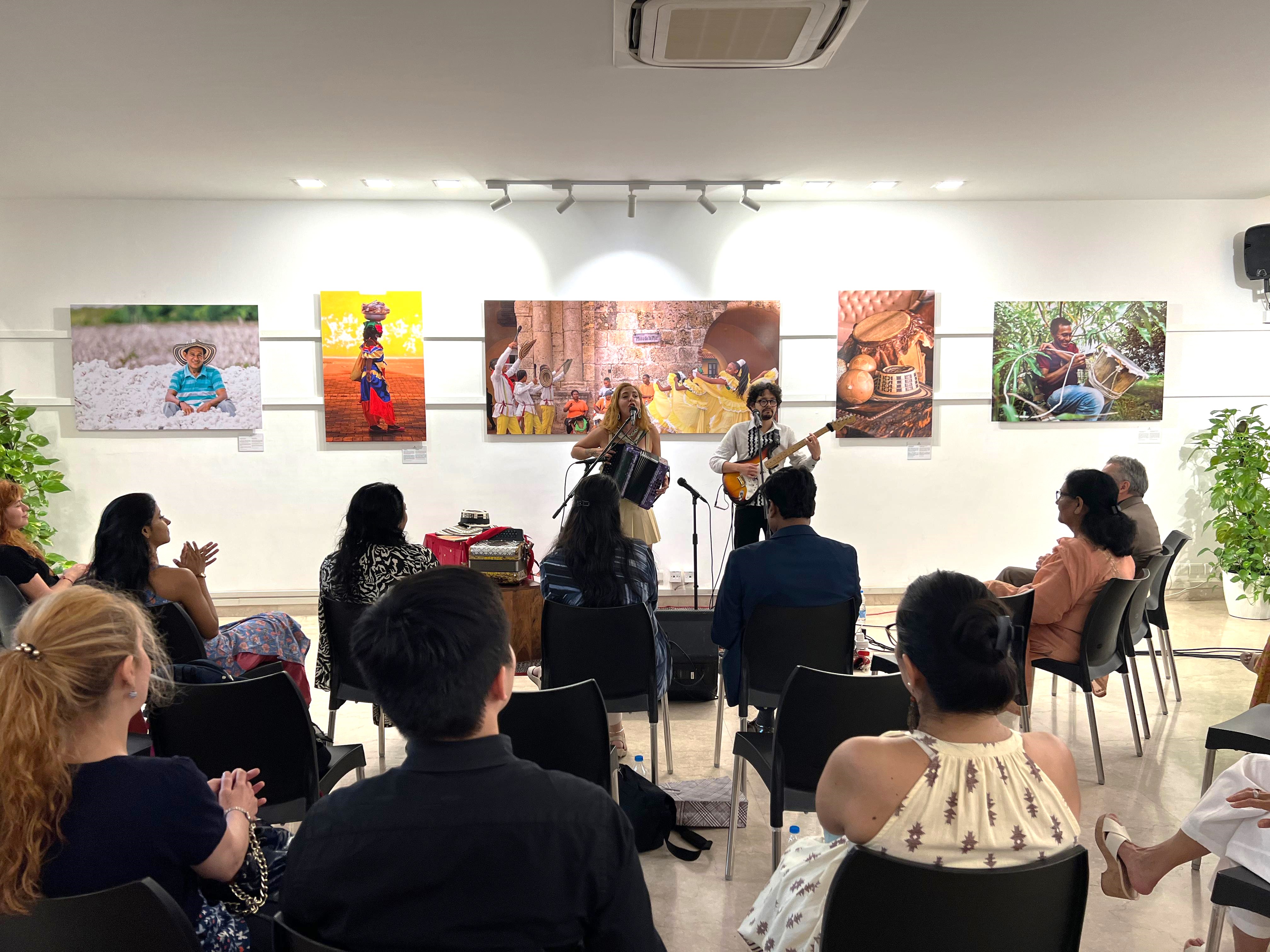 Con la Embajada de Colombia, la cantante y acordeonera Diana Burco se presenta en India, con el proyecto Mujeres Pioneras de Colombia