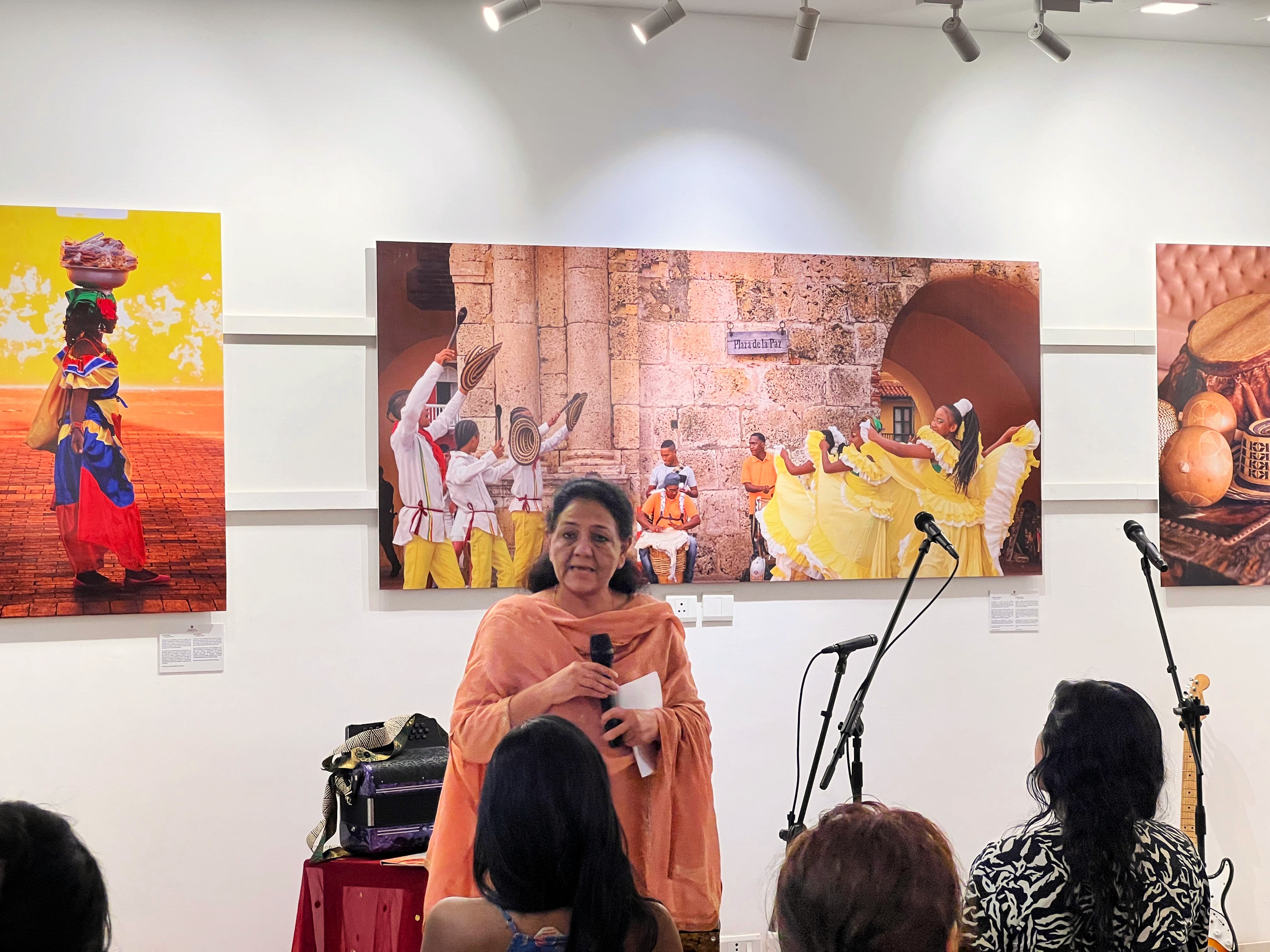 Con la Embajada de Colombia, la cantante y acordeonera Diana Burco se presenta en India, con el proyecto Mujeres Pioneras de Colombia