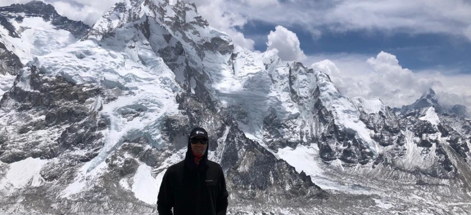 La Embajada de Colombia en India felicita al colombiano Mateo Isaza Ramirez por lograr una hazaña más para Colombia ¡Hacer cumbre en el monte Everest, la montaña más alta del mundo, sin oxígeno suplementario!