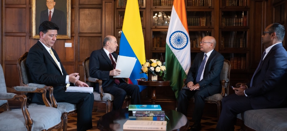 Ministro de Relaciones Exteriores, Álvaro Leyva Durán, recibió Copias de Estilo del nuevo Embajador de la República de la India en Colombia, Sr. Vanlalhuma