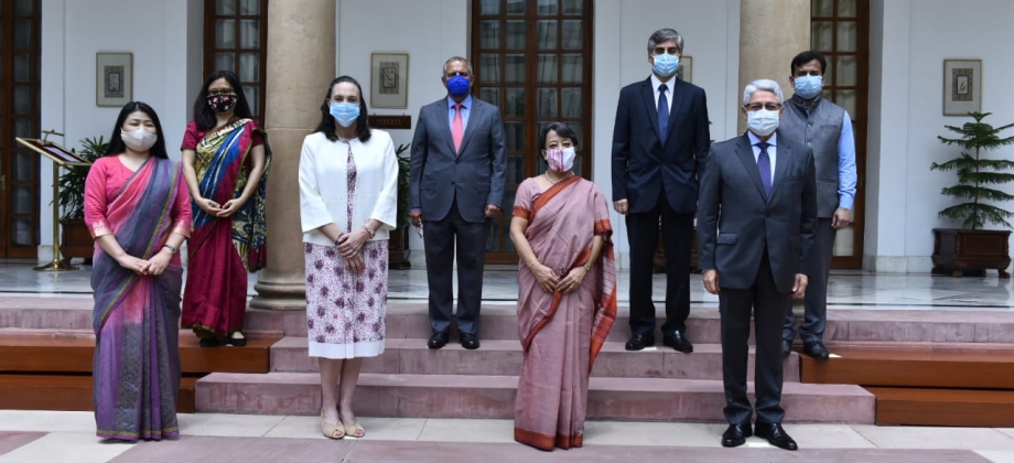 Embajadora Pacheco preside audiencia de la Alianza del Pacifico con Secretaria de la India