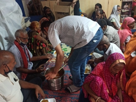 La Embajada de Colombia en India apoyó jornadas de comedores comunitarios de la organización Chetanalaya